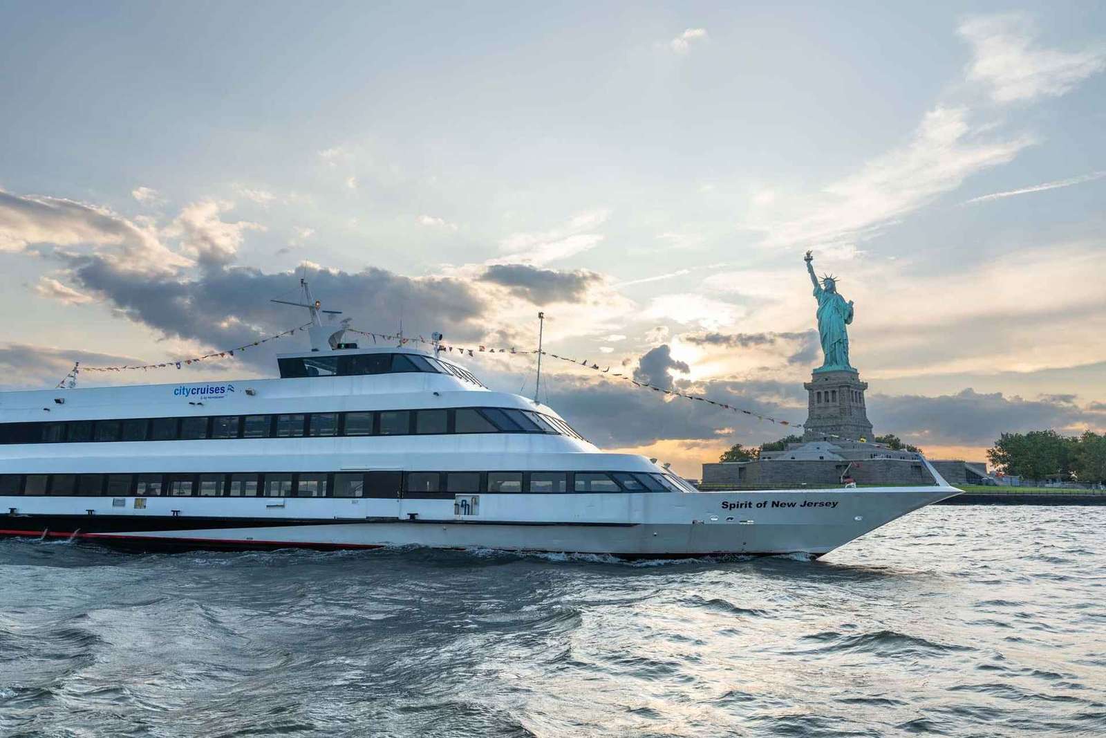 City Cruises New Jersey: NYC Buffet Lunch or Dinner Cruise