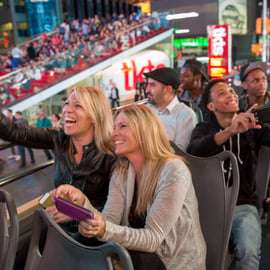 NYC: giro turistico notturno in autobus scoperto con guida dal vivo