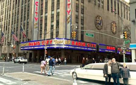 NYC: Private Home Alone 2 Stretch Limousine Tour with Pizza