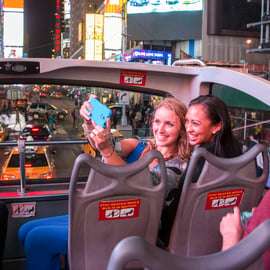 NYC: giro turistico notturno in autobus scoperto con guida dal vivo