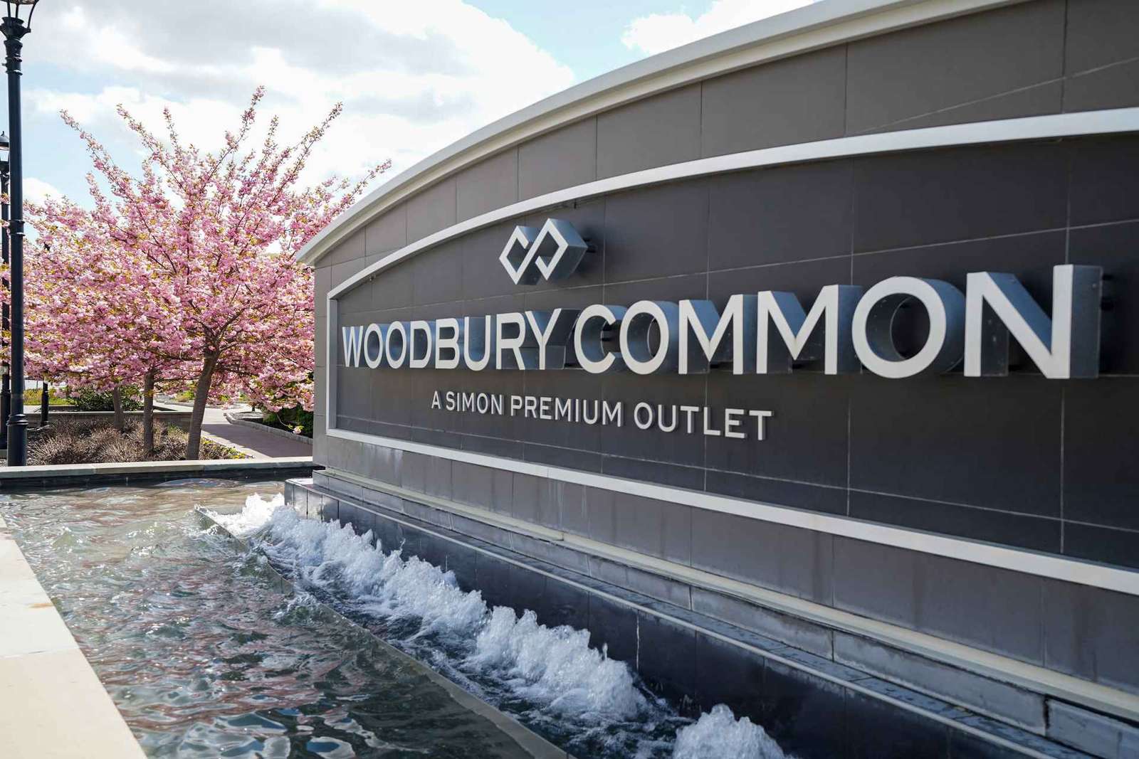 From NYC: Woodbury Common Premium Outlets Shopping Tour